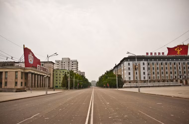 Đường phố vắng bóng người vào giờ làm việc.