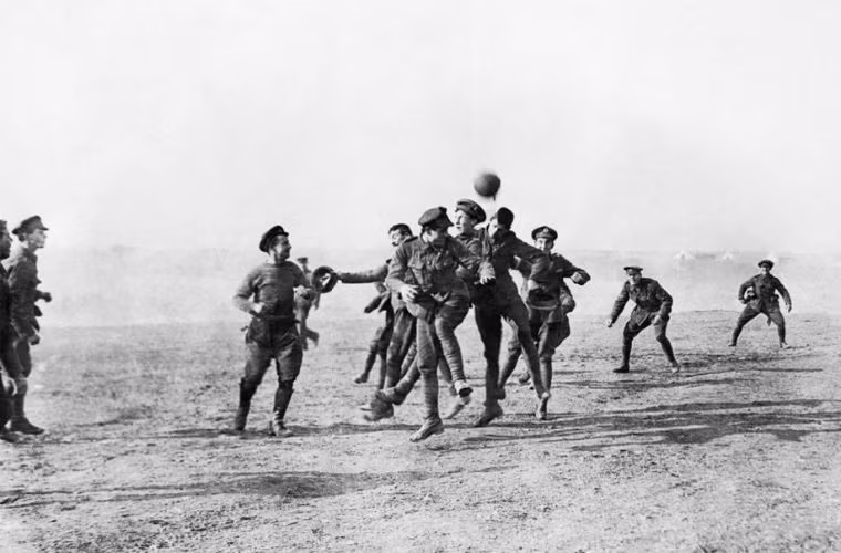 Một trận đấu được tổ chức ở Hi Lạp trong dịp ngừng bắn nhân lễ Giáng sinh năm 2015.