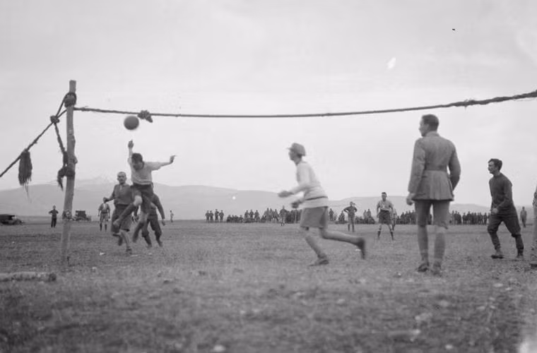 Các trận bóng trở thành một màn không thể thiếu giữa các binh sĩ. Trận đấu được tổ chức trong lễ Giáng sinh năm 1916 ở mặt trận Balkan.