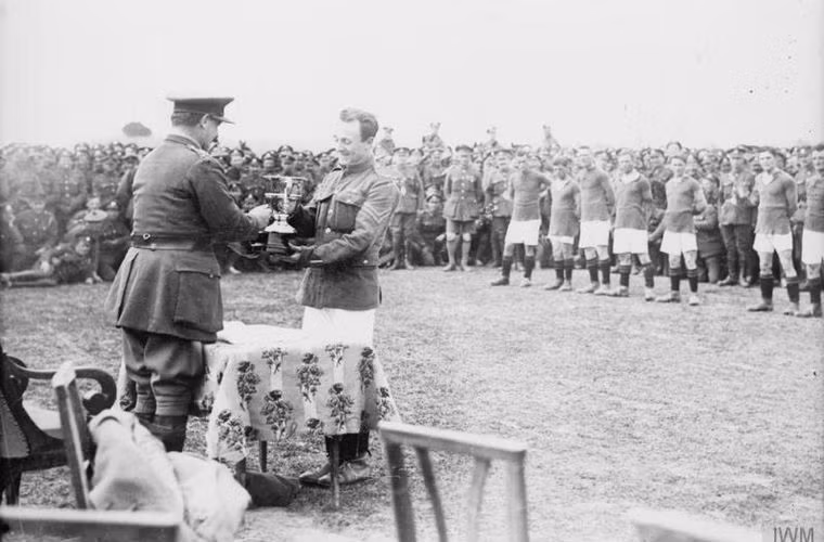 Một vị tướng trao cúp cho đội giành thắng lợi trong một giải bóng đá nhỏ năm 1918.