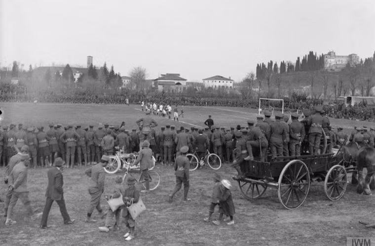 Trận đấu bóng là dịp thư giãn hiếm hoi của các binh sĩ sau 1 năm dài chiến tranh.