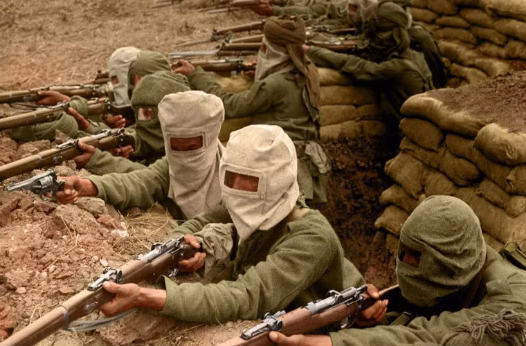 Lính Ấn Độ chuẩn bị chiến đấu trong chiến hào với mặt nạ phòng khí độc.