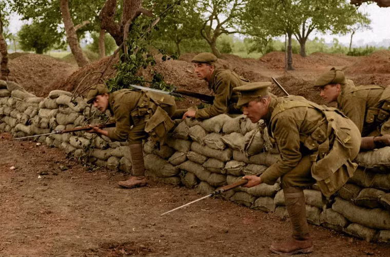 Các trận bóng đá giao hữu là dịp hiếm hoi các binh sĩ được ra khỏi công sự.