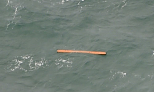 vat the tu may bay air asia mat tich hinh anh