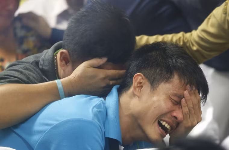 Người thân các hành khách trên chuyến bay Air Asia sụp đổ vì tin dữ.