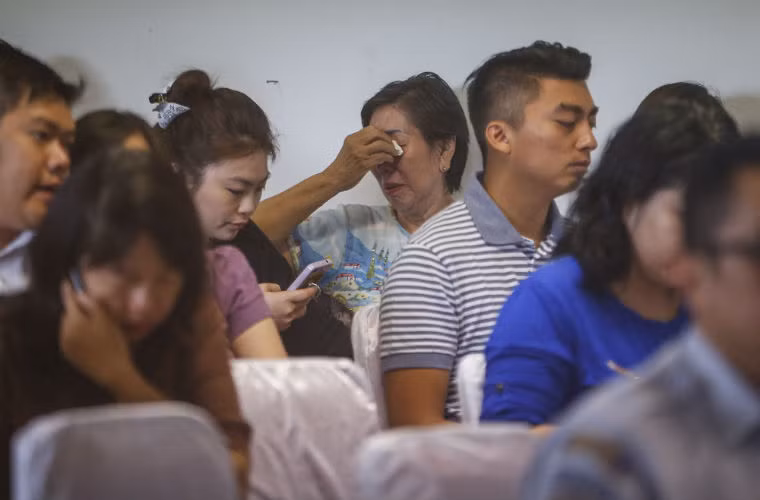 Thân nhân các hành khách xấu số trên chuyến bay QZ8501 đau đớn chờ đợi.