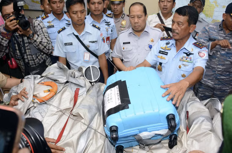 Vali hành khách trên chuyến bay Air Asia mất tích được tìm thấy.