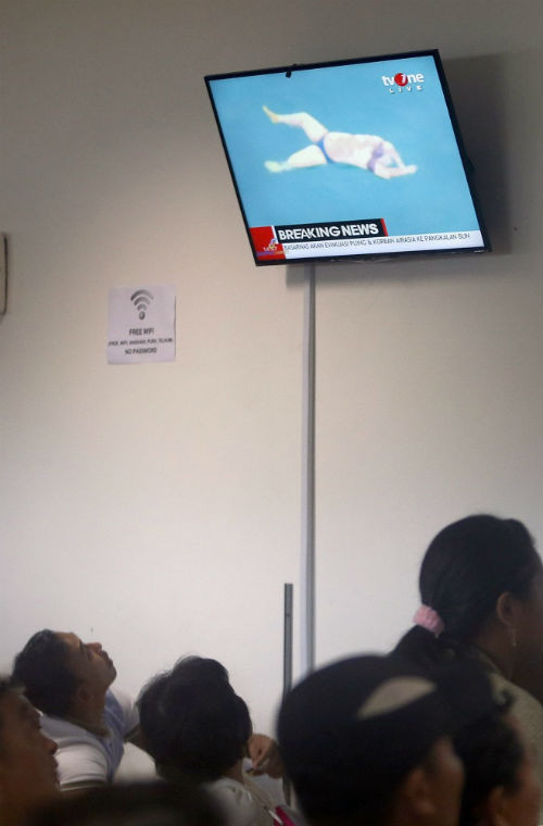 Thi thể một hành khách trên chuyến bay Air Asia được tìm thấy.