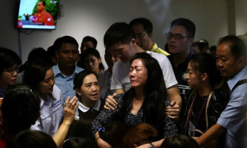 Người nhà nạn nhân chuyến bay Air Asia đau đớn sau khi những thi thể được tìm thấy.