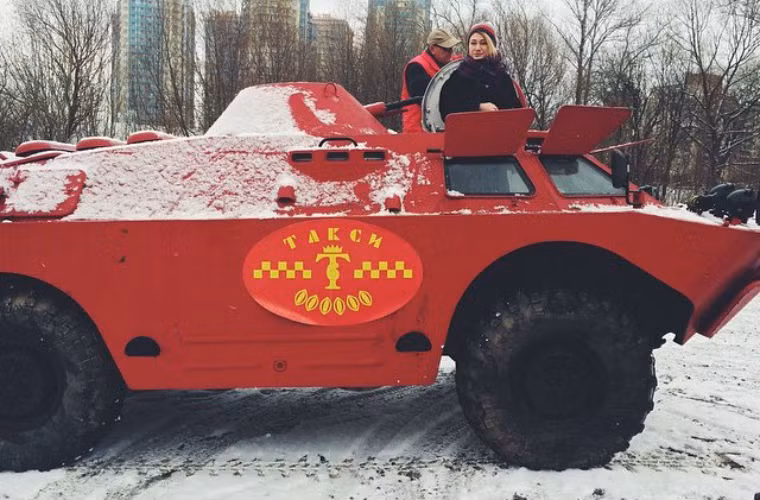 Hành khách chụp ảnh cùng chiếc taxi.