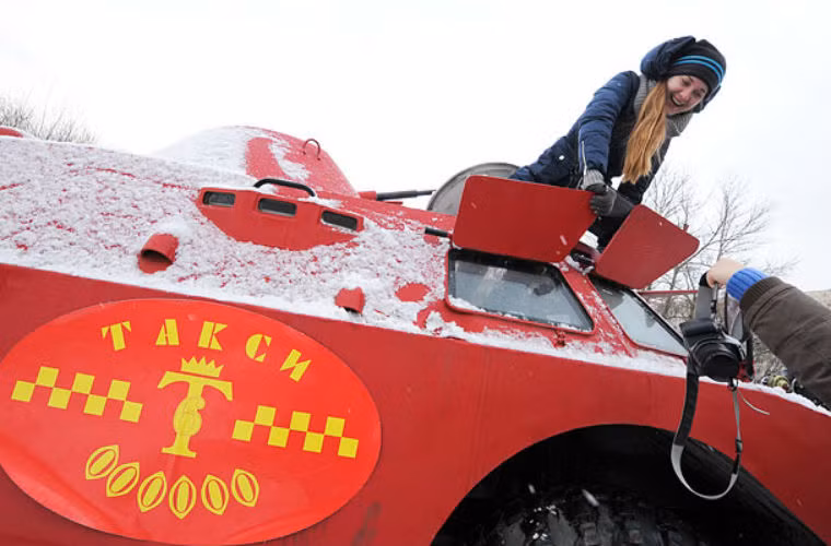 ... và hành khách thường xuyên yêu cầu được chụp ảnh với dàn taxi.