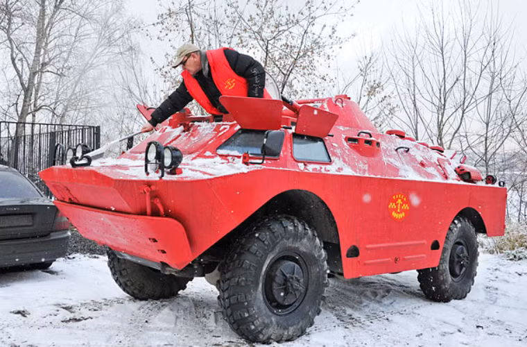 Một lái xe taxi cùng chiếc xế của mình.