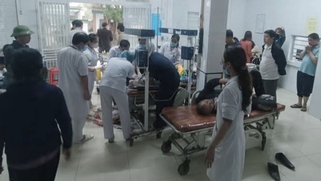 Xe chở học sinh lật trên cao tốc Diễn Châu - Bãi Vọt: 12 người nhập viện Xe cho hoc sinh lat tren cao toc Dien Chau - Bai Vot: 12 nguoi nhap vien