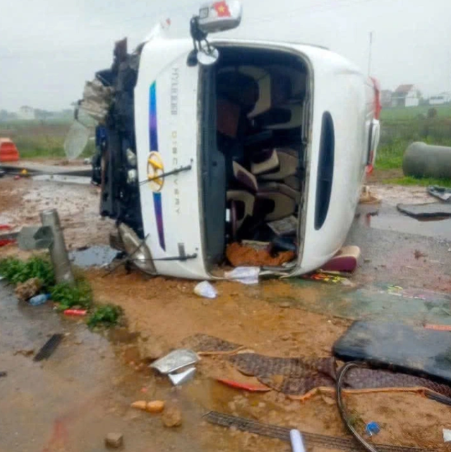 Xe chở học sinh lật trên cao tốc Diễn Châu - Bãi Vọt: 12 người nhập viện - Hình 2 Xe cho hoc sinh lat tren cao toc Dien Chau - Bai Vot: 12 nguoi nhap vien-Hinh-2