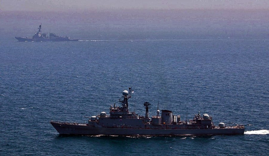 Khinh hạm Ulsan thực chất là bản phóng to của tàu hộ vệ lớp Pohang, nó được trang bị hệ thống điện tử cũng như vũ khí mạnh và toàn diện hơn rất nhiều.