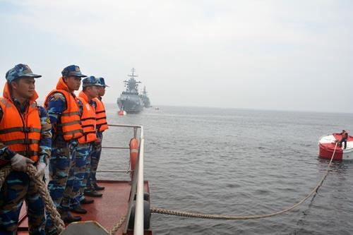 Huấn luyện tháo dây neo phao. Khả năng thu dây neo một cách nhanh chóng góp phần rút ngắn thời gian khi có hiệu lệnh nhổ neo xuất phát, đặc biệt là trong tình huống có chiến tranh.