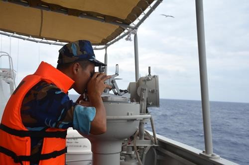 Huấn luyện quan sát mục tiêu mặt nước bằng hệ thống trinh sát quang học và đo phương vị góc bố trí hai bên mạn tàu.