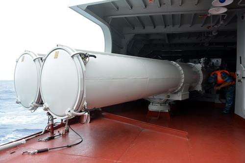 Khi có hiệu lệnh công kích mục tiêu bằng ngư lôi, thủy thủ sẽ quay ống phóng ra ngoài để sẵn sàng phóng. Ngư lôi được đẩy ra khỏi ống phóng bằng khí nén. Ngư lôi được điều khiển đến mục tiêu bằng dây dẫn, hoặc cảm biến âm thanh chủ động.