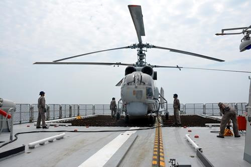 Tàu Quang Trung có sàn đáp cho trực thăng chống ngầm Ka-28. Đây là "cánh tay" nối dài khả năng tác chiến chống ngầm của tàu. Đội ngũ kỹ thuật viên hàng không của tàu phải đảm bảo khả năng sẵn sàng cất cánh của trực thăng trong mọi tình huống.