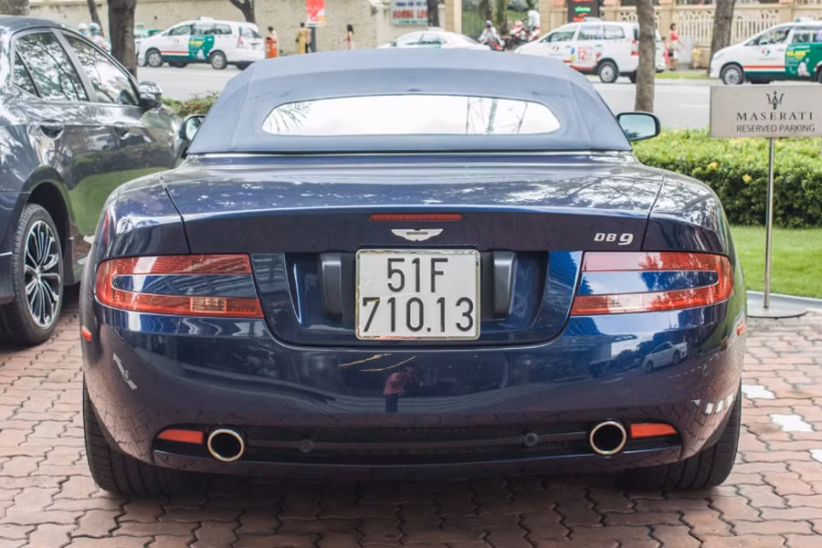 Thay cho 2 hàng ghế sau chỉ chuyên chở được trẻ em trên phiên bản Coupe, ở phiên bản Volante hàng ghế này có thể cho người lớn ngồi thoải mái.