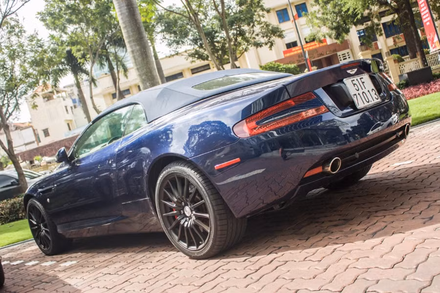 Năm 2007, giá của siêu xe DB9 Volante là 185.000 USD. Bản tiêu chuẩn có giá tại Mỹ là 185.000 USD nhưng thường đắt hơn nhiều do khách hàng lựa chọn thêm các thiết bị đi kèm. Theo ước tính của giới sành xe, giá trị của DB9 Volante thời điểm về Việt Nam là khoảng trên 10 tỷ đồng.