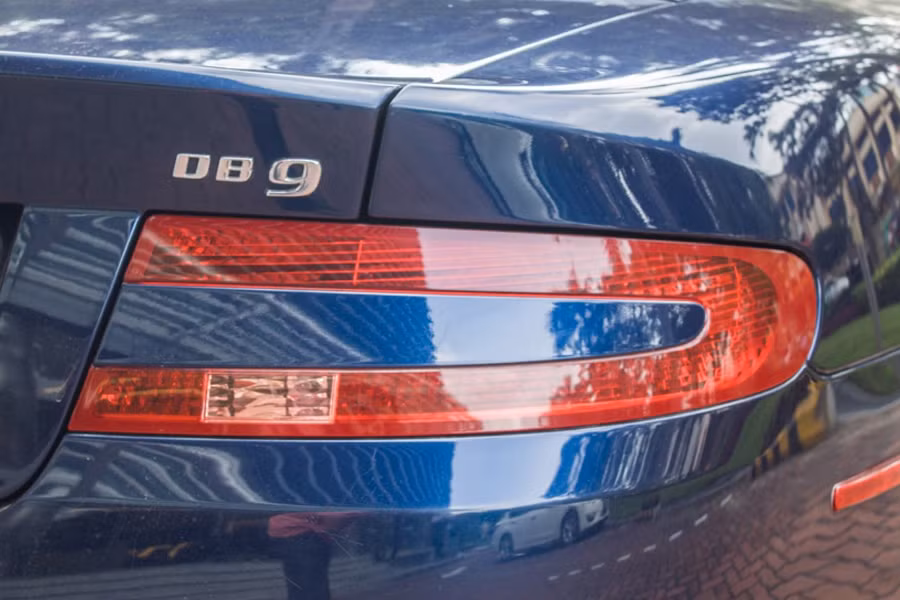 Trong khi đó, cụm đèn hậu với thiết kế hình e-lip cắt đôi.