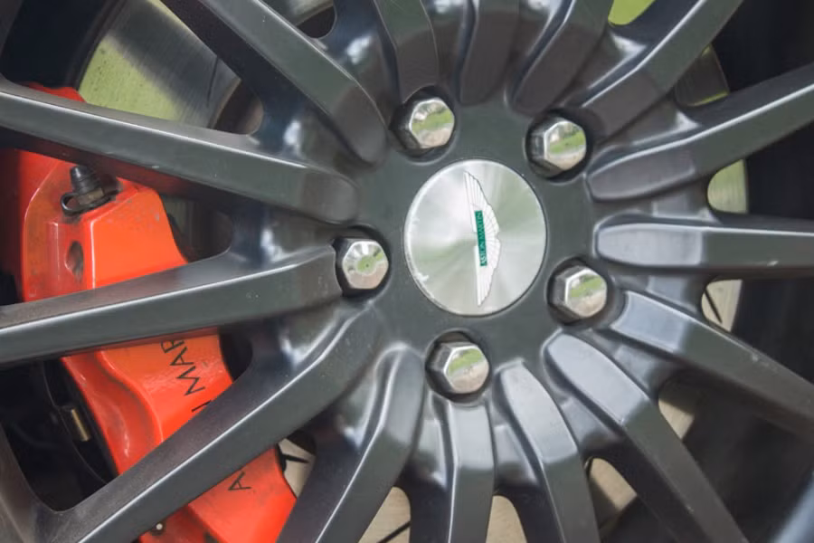 Nằm sâu bên trong nổi bật là cụm phanh màu đỏ được làm bằng gốm trái ngược với màu đen của bộ la-zăng.