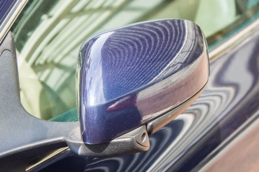 Gương chiếu hậu sở hữu màu xanh đậm đồng nhất với toàn bộ ngoại thất của xe. trong đó, tiếng pô của DB9 Volante nghe trầm đục và rất kích động khi tăng tốc.