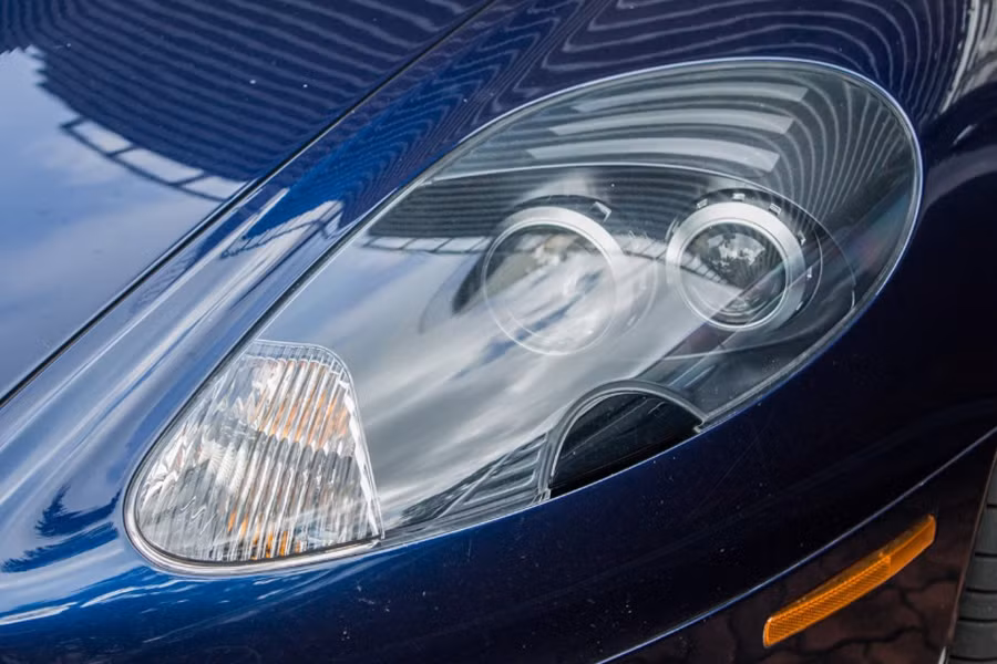 Cụm đèn pha thiết kế dạng mắt ong ấn tượng với hai đèn pha dạng gương cầu lồi cùng đèn xi-nhan tích hợp mang đến sự tinh tế và hiện đại cho xe.