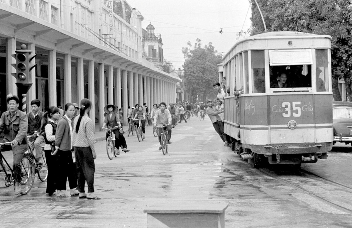 Tàu điện chạy qua phố Tràng Tiền, 4/4/1973.