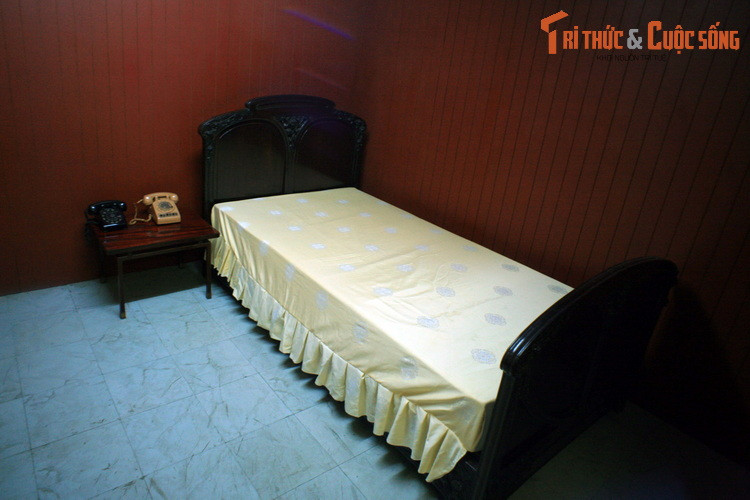 Phòng ngủ nằm liền kề phòng trực chiến. Nơi đây có chiếc giường nhỏ và chiếc bàn điện thoại ở bên cạnh. Các phòng trong hầm được thiết kế để chịu được oanh kích của bom lớn và pháo.