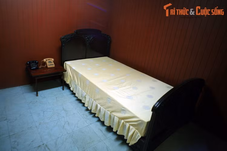 Phòng ngủ nằm liền kề phòng trực chiến. Nơi đây có chiếc giường nhỏ và chiếc bàn điện thoại ở bên cạnh. Các phòng trong hầm được thiết kế để chịu được oanh kích của bom lớn và pháo.