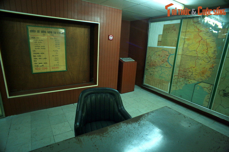 Phòng tham mưu tác chiến ở tầng hầm là nơi thu nhận tin tức quân sự từ 4 vùng chiến thuật. Thông qua hệ thống bản đồ tác chiến, bộ phận tham mưu cập nhật, theo dõi và đề xuất triển khai các kế hoạch hoạt động quân sự.