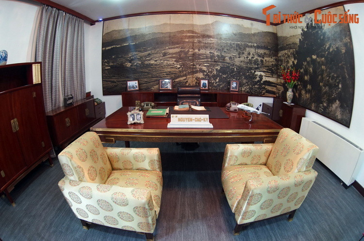 Bên phải căn phòng là nơi làm việc của ông Nguyễn Cao Kỳ với chiếc bàn làm việc khá lớn.