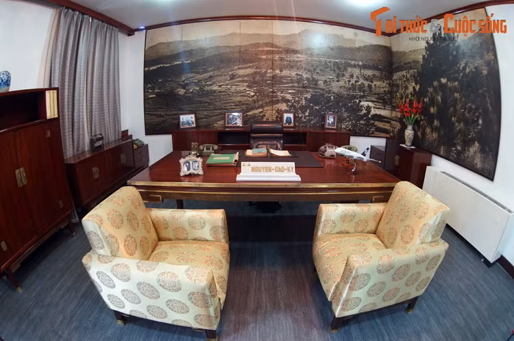 Bên phải căn phòng là nơi làm việc của ông Nguyễn Cao Kỳ với chiếc bàn làm việc khá lớn.