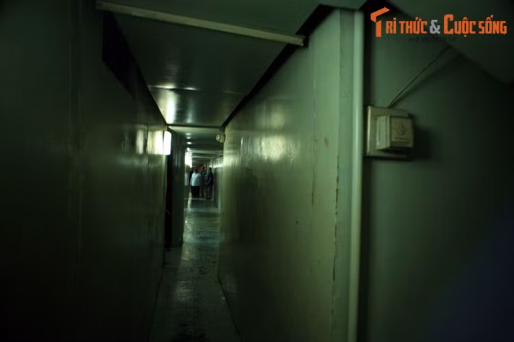 3. Hệ thống tầng hầm là một hạng mục quan trọng của Dinh Độc Lập, nơi dành cho giới chóp bu của chế độ Sài Gòn trú ẩn khi xảy ra tình huống khẩn cấp. Công trình này được chia thành hàng chục căn phòng có chức năng khác nhau.