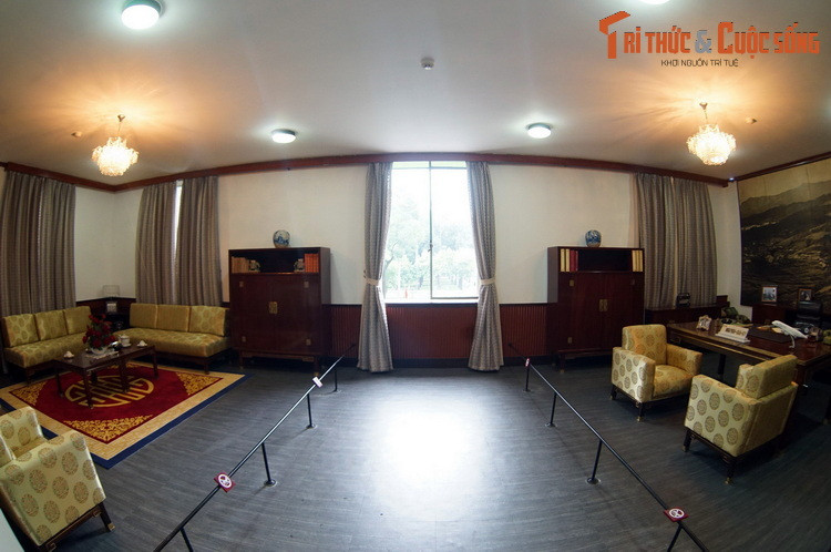 2. Cũng mở cửa cho du khách vào tham quan từ năm 2016, phòng làm việc của ông Nguyễn Cao Kỳ là một căn phòng đặc biệt khác của Dinh Độc Lâp. Căn phòng mang phong cách thập niên 1970, được chia ra làm hai phần.