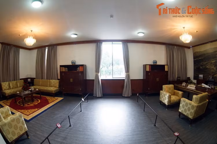 2. Cũng mở cửa cho du khách vào tham quan từ năm 2016, phòng làm việc của ông Nguyễn Cao Kỳ là một căn phòng đặc biệt khác của Dinh Độc Lâp. Căn phòng mang phong cách thập niên 1970, được chia ra làm hai phần.