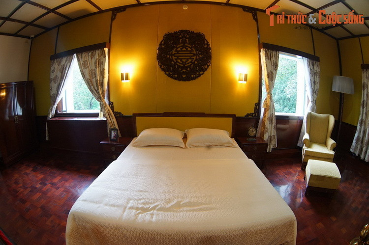 Căn được chia làm hai phần chính, đầu tiên là nơi nghỉ ngơi với chiếc giường ngủ ở trung tâm. Cạnh đó có bộ bàn ghế nhỏ dùng để thư giãn và đọc sách.