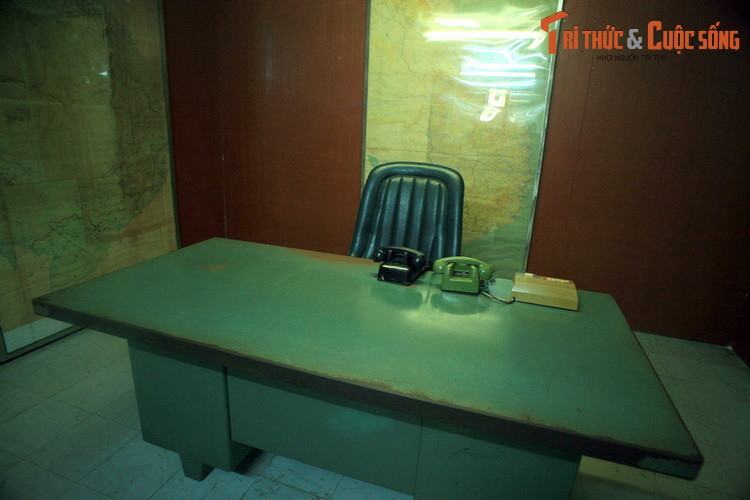 Phòng trực chiến có hệ thông điện đài vô tuyến đặc biệt để điều hành tác chiến, liên lạc trực tiếp đến Đại sứ quán Mỹ, Bộ Tổng tham mưu, tướng lĩnh ở các vùng chiến thuật.