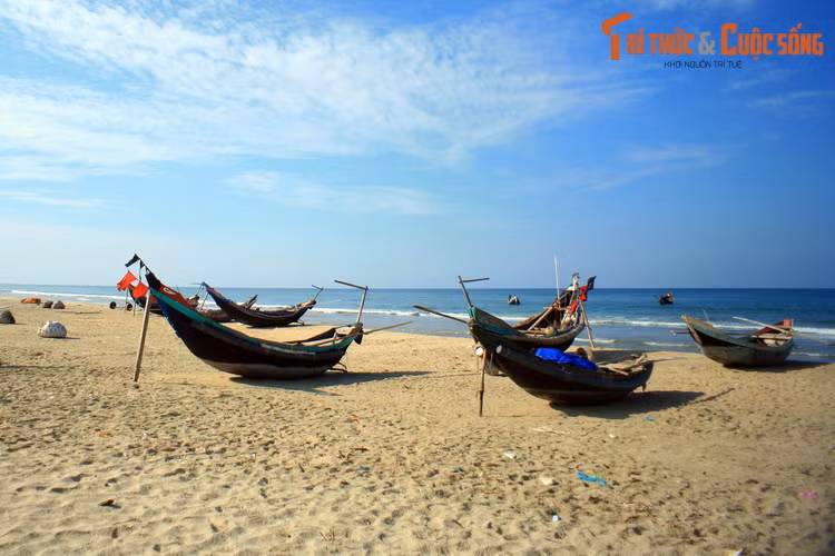 “..Đến ngày quay xe trở về, liền ban sắc bảo Bộ Công đến đó xây dựng hành cung, đặt tên là Hành cung Tịnh Viêm, để làm nơi hóng mát giữa mùa hè, thỉnh thoảng rước lưỡng cung về tránh nóng và ngắm xem phong cảnh. May mà được hai ngài ưa thích...".