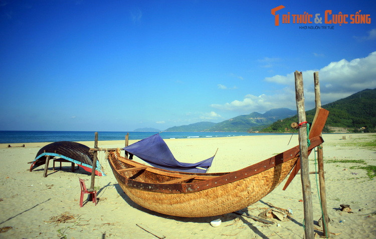 "...Thôn yên, đảo vắng, nơi nơi cây biếc ráng hồng; bãi hạc đầm le, thỉnh thoảng vọng tiếng tiều phu và nhịp chèo ngư phủ. Trông về núi thì thấy mây lạ bay lên từ hang hốc, như những nàng tiên múa ở non bồng; nhìn xuống nước thì gió trong xua sóng biển, như muôn ngựa chầu về...".