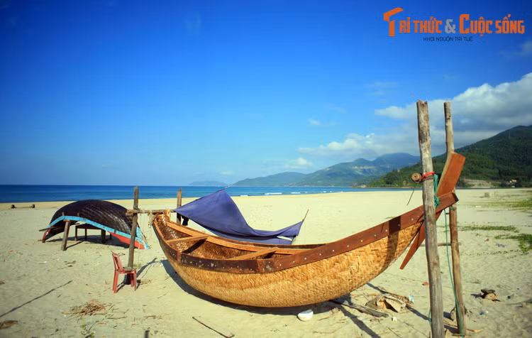 "...Thôn yên, đảo vắng, nơi nơi cây biếc ráng hồng; bãi hạc đầm le, thỉnh thoảng vọng tiếng tiều phu và nhịp chèo ngư phủ. Trông về núi thì thấy mây lạ bay lên từ hang hốc, như những nàng tiên múa ở non bồng; nhìn xuống nước thì gió trong xua sóng biển, như muôn ngựa chầu về...".