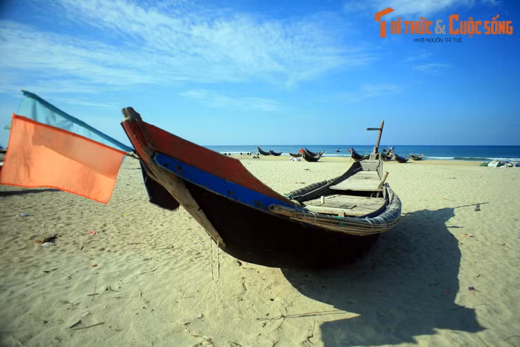 "...Bấy giờ mới dừng xe trông ra bốn phía, vui mắt nhìn xem, thấy nào là khí lành, nào là gió dịu, nào là cảnh vui, nào là vật đẹp. Đắm nhìn một hồi lâu, bất giác cả người mát rượi, sự nóng nực tan biến, lòng thấy hớn hở hẳn ra, và xúc cảnh sinh tình...".