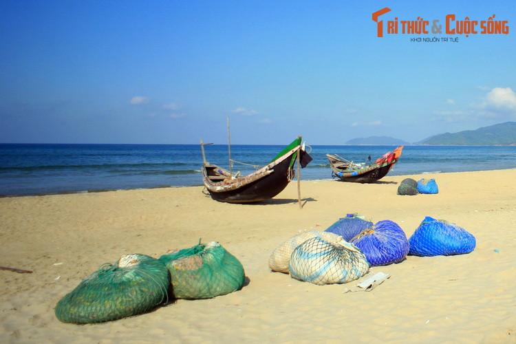 Hơn 100 năm sau ghé thăm vịnh Lăng Cô và đọc lại những "lời có cánh" của vua Khải Định, vẫn thấy những nhận xét của vua thật chí tình, chí lý. Dù thời cuộc đã thay đổi, hành cung bên bờ vịnh chẳng còn, cái cảm giác "lòng thấy hớn hở hẳn ra..." vẫn vẹn nguyên như thuở nào...