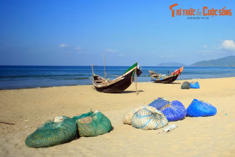 Hơn 100 năm sau ghé thăm vịnh Lăng Cô và đọc lại những "lời có cánh" của vua Khải Định, vẫn thấy những nhận xét của vua thật chí tình, chí lý. Dù thời cuộc đã thay đổi, hành cung bên bờ vịnh chẳng còn, cái cảm giác "lòng thấy hớn hở hẳn ra..." vẫn vẹn nguyên như thuở nào...