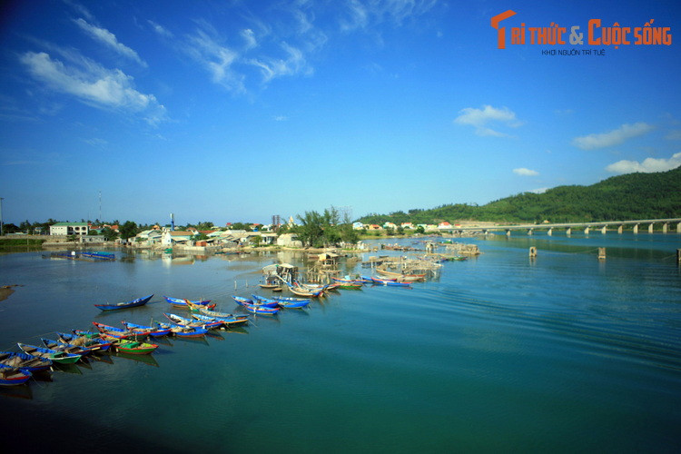 “Vào tháng sáu mùa hè năm đầu Trẫm mới lên ngôi, nhân dịp đi tuần du trong tỉnh để xem xét phong tục, xe loan hướng về phía Nam, vượt qua sông núi, không đâu không nhìn ngắm kỹ, bỗng gặp được chốn này...".