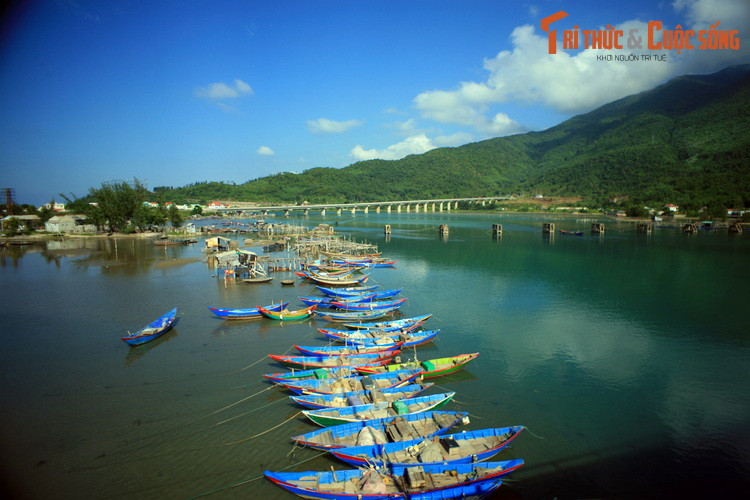 “...Ở đây đất liền với núi Phú Gia, bãi cát giăng ngang, nước tiếp đại dương, sông chảy quanh quất. Núi non cao ngất ôm phía sau, đầm nước trải dài về phía trước. Phía Nam giáp với Hải Vân Quan, phía Bắc liền với cửa biển Cảnh Dương...".