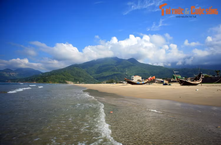 "...Vậy thì hành cung này chẳng phải để riêng Trẫm vui thú lúc rảnh rang mà còn ghi chép để lưu lại về sau một nơi nghỉ mát và một thắng cảnh. Vì thế cho nên làm bài văn này để khắc vào bia đá".