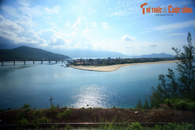 Ngược dòng lịch sử, vào tháng 8/1916, vua Khải Định ngự giá đi Quảng Nam. Trên đường đi và về, nhà vua đã nghỉ lại Lăng Cô. Cảm nhận của ông về nơi này được ghi lại trong tấm bia của hành cung Tịnh Viêm (hành cung của vua nằm bên vịnh Lăng Cô) và được học giả Phan Thuận An dịch từ tiếng Hán sang tiếng Việt như sau: